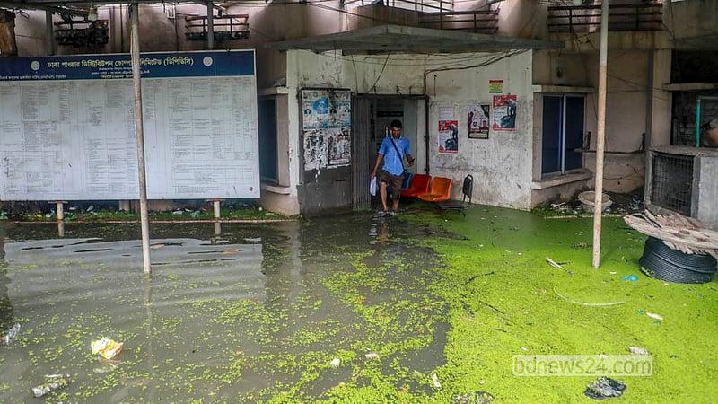 ঢাকায় রোববার ভোরের বৃষ্টিতে জলাবদ্ধতা তৈরি হয় যাত্রাবাড়ীর মাতুয়াইল এলাকার বিদ্যুৎ কার্যালয়ের নিচতলা।&amp;nbsp; ছবি: আব্দুল্লাহ আল মমীন