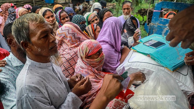 ঢাকার রায়েরবাগ এলাকায় সাশ্রয়ী মূল্যে ওএমএস কর্মসূচির চাল ও আটা কিনতে মানুষের অপেক্ষা।&amp;nbsp;&amp;nbsp; ছবি: আব্দুল্লাহ আল মমীন