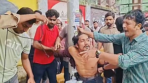 রিকশাচালক পরিচয় দেওয়া যুবককে ‘ছাত্রলীগ সন্দেহে’ মারধর করে পুলিশে দিল ছাত্রদল