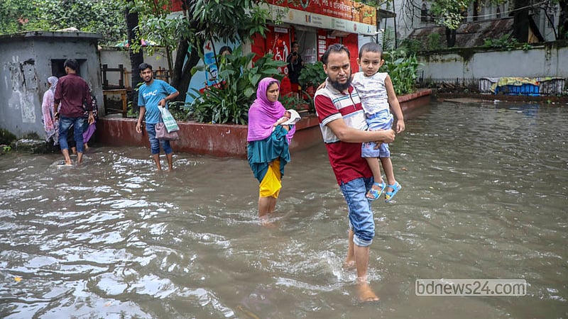 <div class="paragraphs"><p>রোববার ভোরের বৃষ্টিতে সৃষ্ট জলাবদ্ধতায় ভোগান্তিতে পড়েন ঢাকা মেডিকেল কলেজ হাসপাতালে আসা রোগী ও স্বজনরা।</p></div>