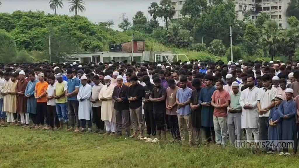 কুমিল্লায় অপ্রতিমের জানাজায় মানুষের ঢল