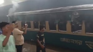 কমলাপুরে দাঁড়িয়ে থাকা হাওর এক্সপ্রেসে আগুন