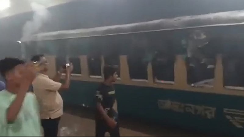 কমলাপুরে দাঁড়িয়ে থাকা হাওর এক্সপ্রেসে আগুন