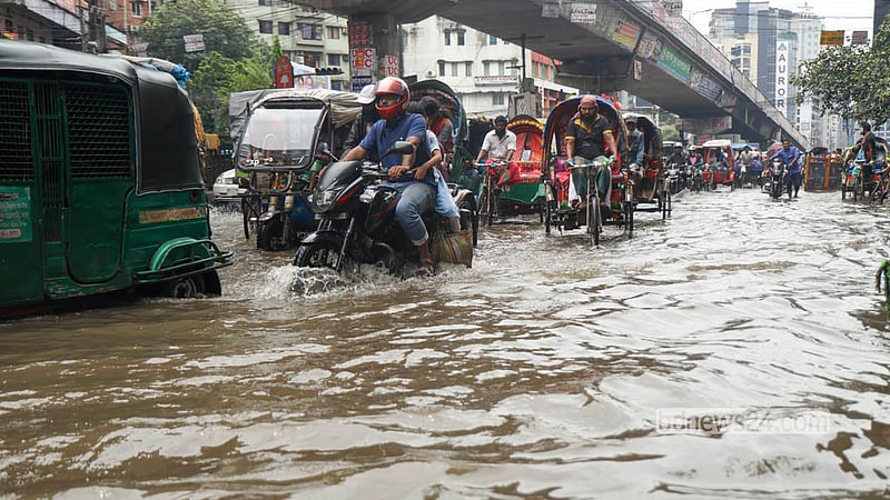 ঢাকার শান্তিনগর এলাকার সড়কে রোববার ভোরের বৃষ্টিতে জলাবদ্ধতার তৈরি হয়। এতে পানির মধ্যে ঝুঁকি নিয়ে চলাচল করতে হয় যানবাহনকে। ছবি: শামছুল হক রিপন