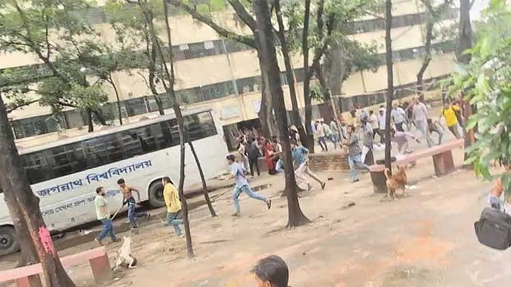 জবিতে ছাত্রদলের দুই পক্ষে সংঘর্ষ: ৮ জনকে বহিষ্কার, একজনকে শোকজ
