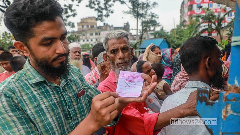খাদ্য মন্ত্রণালয়ের ওএমএস কর্মসূচির চাল ও আটা পেতে নিতে হয় সিরিয়াল টোকেন।&amp;nbsp;&amp;nbsp; ছবি: আব্দুল্লাহ আল মমীন