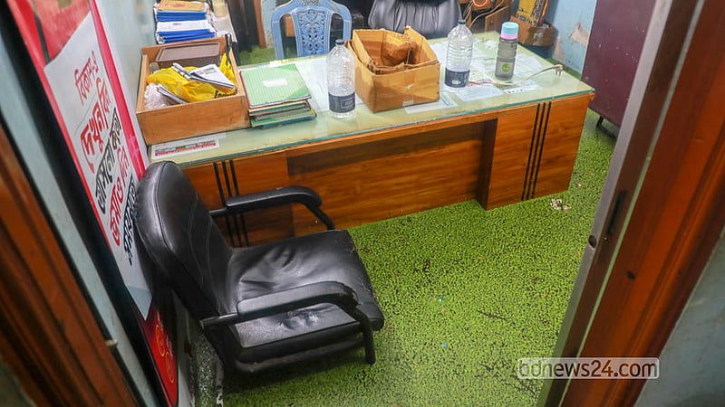 ভারি বৃষ্টিতে পানি জমে গেছে ঢাকার যাত্রাবাড়ীর মাতুয়াইল এলাকায় বিদ্যুৎ অফিসের নিয়ন্ত্রণকক্ষে। &amp;nbsp;&amp;nbsp;ছবি: আব্দুল্লাহ আল মমীন