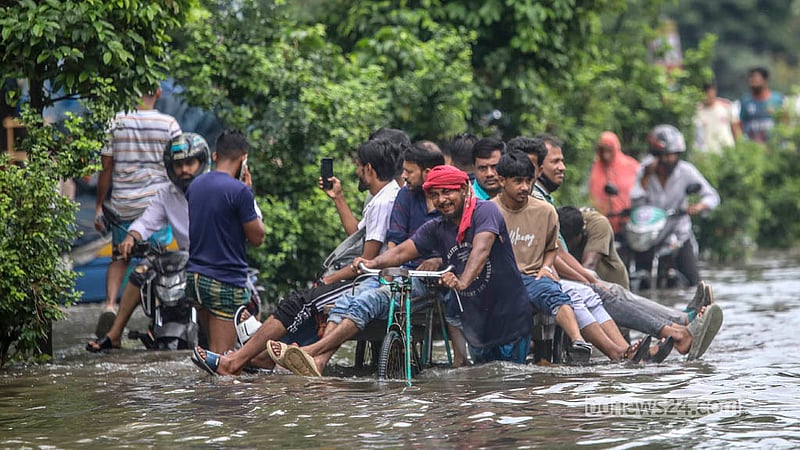 <div class="paragraphs"><p>রোববার ভোরের বৃষ্টিতে রাজধানীর নিউ মার্কেট সড়কে জলাবদ্ধতার তৈরি হওয়ার ভোগান্তিতে পড়ে মানুষ।</p></div>