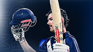 হাত হারানোর শঙ্কা থেকে অস্ট্রেলিয়ান ব্যাটসম্যানের রেকর্ডময় অভিষেকের গল্প