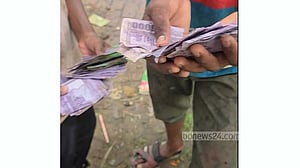 বগুড়ায় ময়লার ভাগাড়ে টাকার বস্তা, কুড়িয়ে নিতে হুড়োহুড়ি