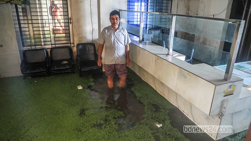 ভারি বৃষ্টিতে হাঁটু সমান পানি জমেছে ঢাকার যাত্রাবাড়ীর মাতুয়াইল এলাকার বিদ্যুৎ কার্যালয়ের গ্রাহকসেবা কক্ষে। &amp;nbsp;&amp;nbsp;ছবি: আব্দুল্লাহ আল মমীন
