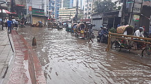 ঢাকায় ২০ মিলিমিটার বৃষ্টিতে জলাবদ্ধ সড়ক