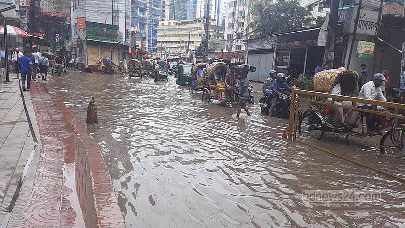 ঢাকায় ২০ মিলিমিটার বৃষ্টিতে জলাবদ্ধ সড়ক