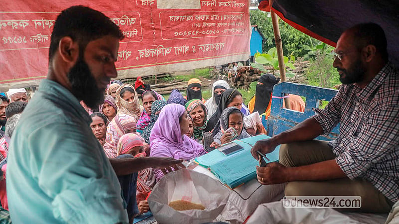 ওএমএস কর্মসূচির পণ্য কিনতে ট্রাকের পেছনে মানুষের অপেক্ষা। ২৭০ টাকায় মিলছে ৫ কেজি চাল ও ৫ কেজি আটা।&amp;nbsp;&amp;nbsp; ছবি: আব্দুল্লাহ আল মমীন