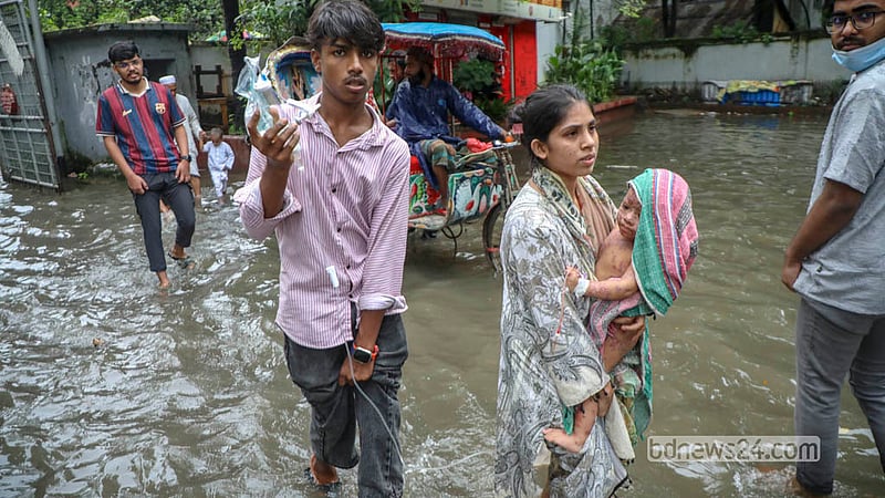 <div class="paragraphs"><p>রোববার ভোরের বৃষ্টিতে সৃষ্ট জলাবদ্ধতায় ভোগান্তিতে পড়েন ঢাকা মেডিকেল কলেজ হাসপাতালে আসা রোগী ও স্বজনরা।</p></div>