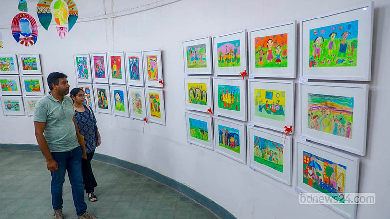 ঢাকা বিশ্ববিদ্যালয়ের চারুকলা অনুষদের জয়নুল গ্যালারিতে বাবার সঙ্গে চিত্রকর্ম প্রদর্শনী ঘুরে দেখছে এক শিশু।&amp;nbsp; ছবি: আব্দুল্লাহ আল মমীন