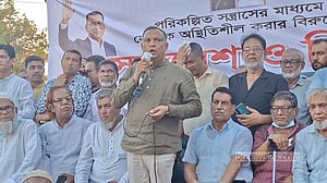 ‘ডিসেম্বরে সরকার ফেলে দেওয়ার আর হাসিনার ফিরে আসার ঘোষণায় যোগসূত্র আছে’