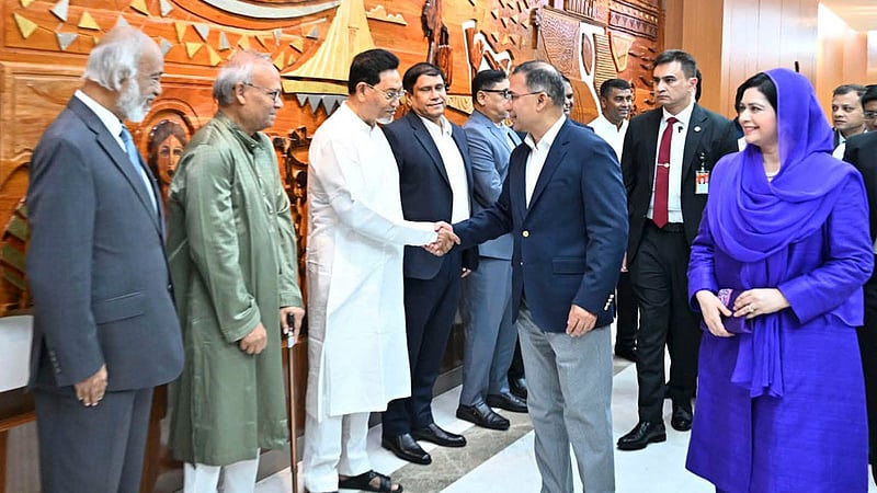 ঢাকার শাহজালাল আন্তর্জাতিক বিমানবন্দরে সোমবার সকালে প্রধানমন্ত্রী তারেক রহমানকে বিদায় জানান স্থানীয় সরকার মন্ত্রী আবদুল মঈন খান, প্রধানমন্ত্রীর রাজনৈতিক উপদেষ্টা রুহুল কবির রিজভী, সংসদের প্রধান হুইপ নূরুল ইসলাম মনিসহ সরকারি ঊর্ধ্বতন কর্মকর্তারা। ছবি: পিএমও