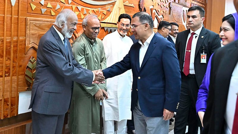ঢাকার শাহজালাল আন্তর্জাতিক বিমানবন্দরে সোমবার সকালে প্রধানমন্ত্রী তারেক রহমানকে বিদায় জানান স্থানীয় সরকার মন্ত্রী আবদুল মঈন খান, প্রধানমন্ত্রীর রাজনৈতিক উপদেষ্টা রুহুল কবির রিজভী, সংসদের প্রধান হুইপ নূরুল ইসলাম মনিসহ সরকারি ঊর্ধ্বতন কর্মকর্তারা। ছবি: পিএমও