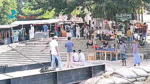 গণশৌচাগার না থাকায় চিলমারী নদীবন্দরে দুর্ভোগ