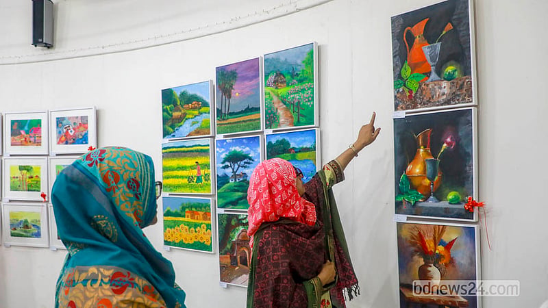 ঢাকা বিশ্ববিদ্যালয়ের চারুকলা অনুষদের জয়নুল গ্যালারিতে শিশুদের চিত্রকর্ম প্রদর্শনী ঘুরে দেখছেন দর্শনার্থীরা।&amp;nbsp;&amp;nbsp; ছবি: আব্দুল্লাহ আল মমীন