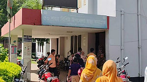 ঠাকুরগাঁওয়ে মিড ডে মিলের দুধ-পাউরুটি খেয়ে ৩৪ শিক্ষার্থী হাসপাতালে