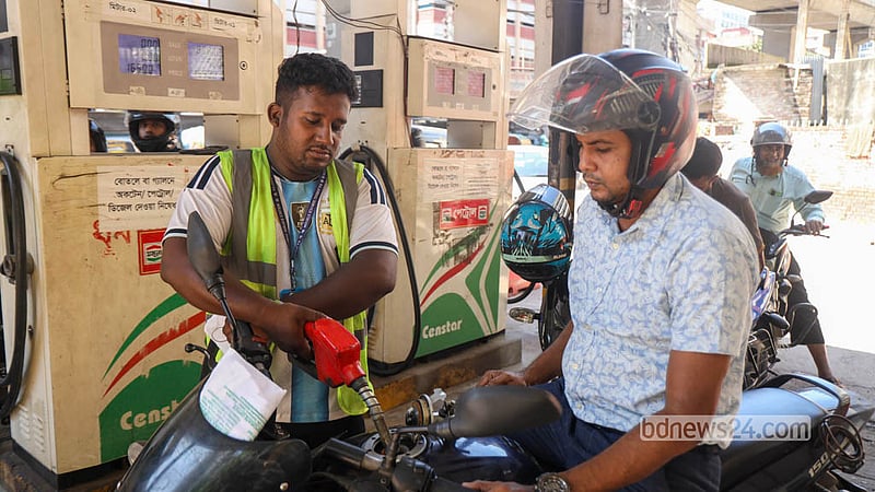&amp;nbsp;রাজধানীর আউটার সার্কুলার রোডের রাজারবাগ সার্ভিস স্টেশন পাম্পে সোমবার বর্ধিত দামে তেল সংগ্রহ করেন মোটরসাইকেল চালকরা। ছবি: শামছুল হক রিপন
