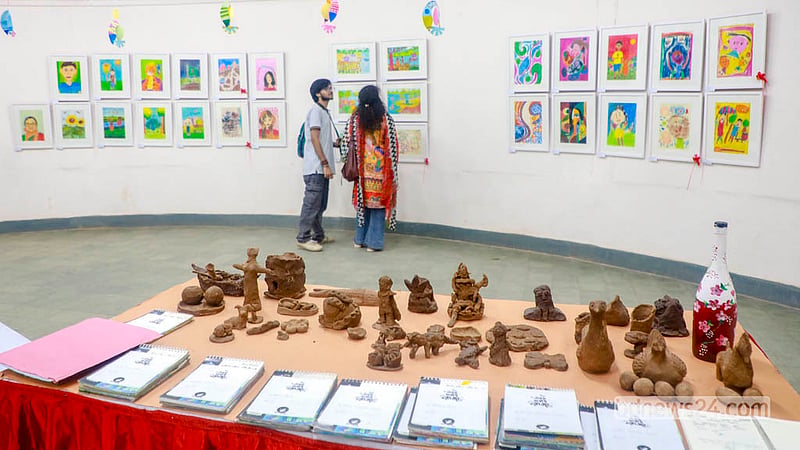 ঢাকা বিশ্ববিদ্যালয়ের চারুকলা অনুষদের জয়নুল গ্যালারিতে ৮২ শিক্ষার্থীর ১২৮টি চিত্রকর্ম প্রদর্শন করা হচ্ছে।&amp;nbsp; ছবি: আব্দুল্লাহ আল মমীন