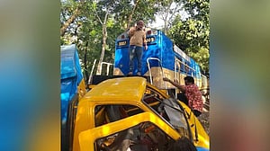 কভার্ড ভ্যানকে ধাক্কা দিয়ে লাইনচ্যুত কক্সবাজার এক্সপ্রেস
