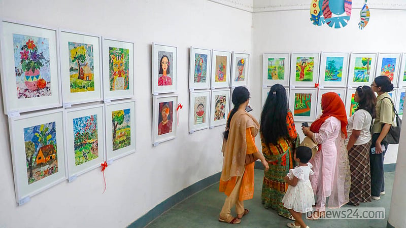 ঢাকা বিশ্ববিদ্যালয়ের চারুকলা অনুষদের জয়নুল গ্যালারিতে শিশুদের চিত্রকর্ম প্রদর্শনী ঘুরে দেখছেন দর্শনার্থীরা।&amp;nbsp;&amp;nbsp; ছবি: আব্দুল্লাহ আল মমীন