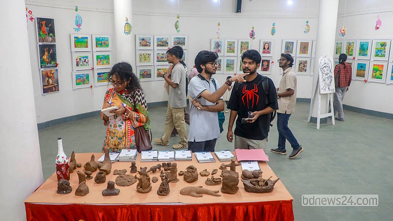 ঢাকা বিশ্ববিদ্যালয়ের চারুকলা অনুষদের জয়নুল গ্যালারিতে চিত্রকর্ম প্রদর্শনীতে শিশুদের তৈরি মৃৎশিল্পও রয়েছে।&amp;nbsp;&amp;nbsp; ছবি: আব্দুল্লাহ আল মমীন