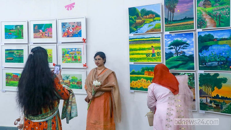 ঢাকা বিশ্ববিদ্যালয়ের চারুকলা অনুষদের জয়নুল গ্যালারিতে প্রদর্শনী ঘুরে দেখে ছবিও তুলছেন অনেকে।&amp;nbsp; ছবি: আব্দুল্লাহ আল মমীন