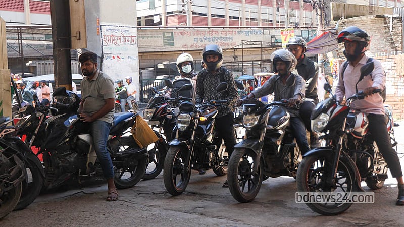 জ্বালানি তেলের দাম বৃদ্ধির পর সোমবার রাজধানীর রাজারবাগ সার্ভিস স্টেশনে মোটরসাইকেলে তেল নিতে চালকদের ভিড়। ছবি: শামছুল হক রিপন