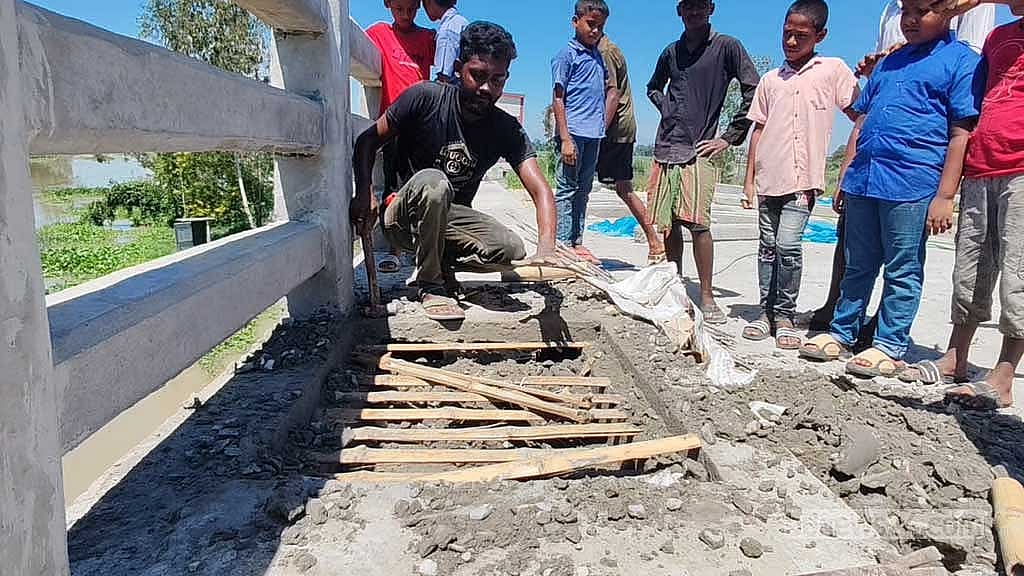 টাঙ্গাইলে সেতুতে রডের বদলে বাঁশ: তদন্তে কমিটি ও ঠিকাদারকে ‘শোকজ’