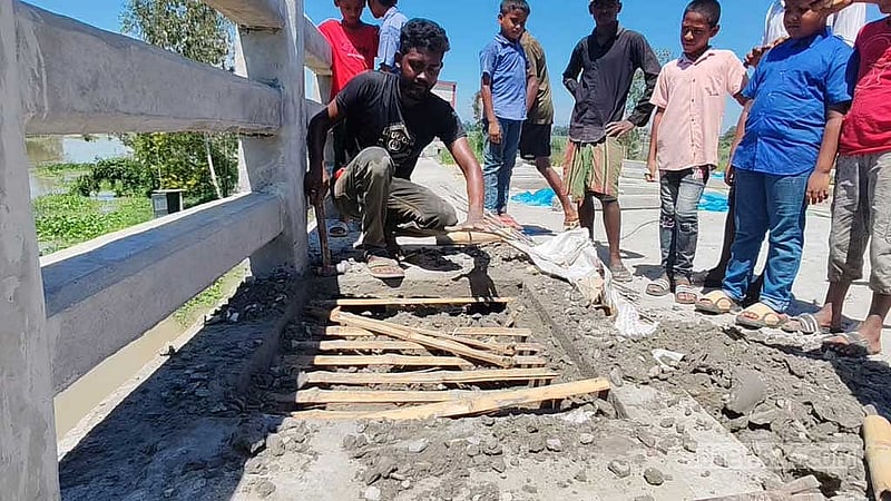 টাঙ্গাইলে সেতুতে রডের বদলে বাঁশ: তদন্তে কমিটি ও ঠিকাদারকে ‘শোকজ’