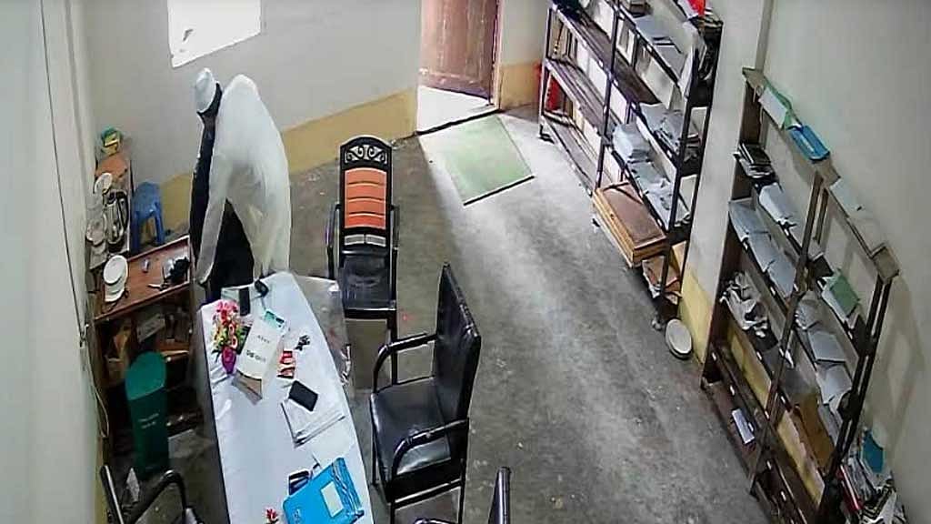 নেত্রকোণায় মাদ্রাসায় নারীর সঙ্গে শিক্ষকের অন্তরঙ্গ মুহূর্তের ভিডিও