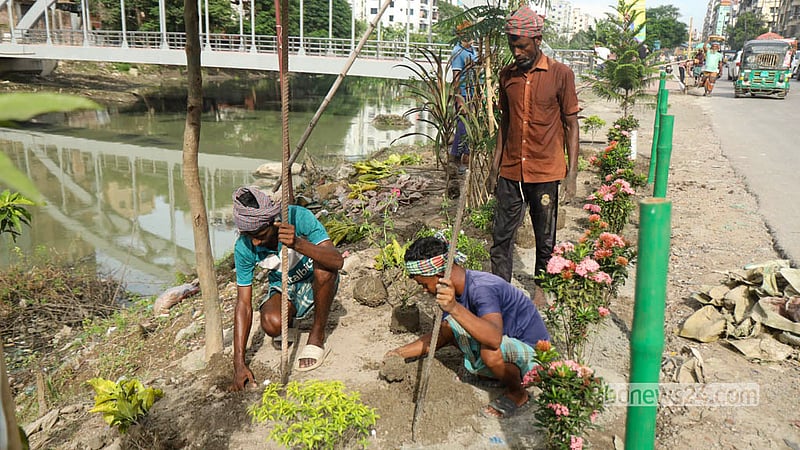 রাজধানীর দুই আবাসিক এলাকা আফতাবনগর ও বনশ্রীর মধ্যে সংযোগকারী পদচারী সেতু ‘নগর মৈত্রী’ চলাচলের জন্য খুলে দেওয়া হবে বুধবার। সেতুটির ‍দুইপাশে চলছে শেষ মুহূর্তের সৌন্দর্যবর্ধনের কাজ। ছবি: শামছুল হক রিপন