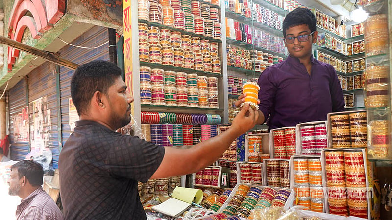 রাজধানীর পুরান ঢাকার চকবাজারের একটি দোকানে চুড়ির মান ও দরদাম যাচাই করছেন এক ক্রেতা। ছবি: শামছুল হক রিপন