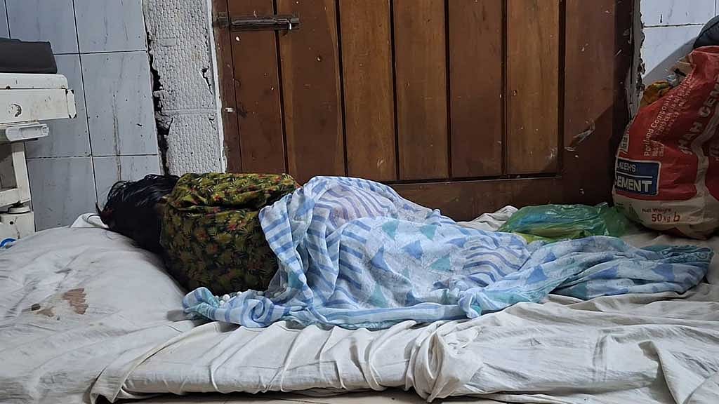 বাড়ি ফেরার পথে স্কুলছাত্রীকে বখাটের মারধর, পড়ে গেছে ৩ দাঁত