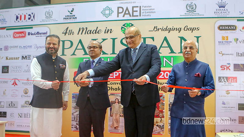 রাজধানীর আইসিসিবি হল রুমে আয়োজিত পাঁচ দিনের পাকিস্তানি পণ্য প্রদর্শনীর উদ্বোধনী অনুষ্ঠানে অতিথিরা।