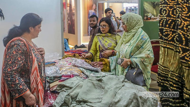 পাকিস্তানি পণ্য প্রদর্শনীতে স্টল ঘুরে দেখছেন দর্শনার্থীরা; পছন্দ হলে কেনাকাটা করছেন কেউ কেউ। রাজধানীর আইসিসিবি হল রুমে এ প্রদর্শনী চলবে শনিবার পর্যন্ত।
