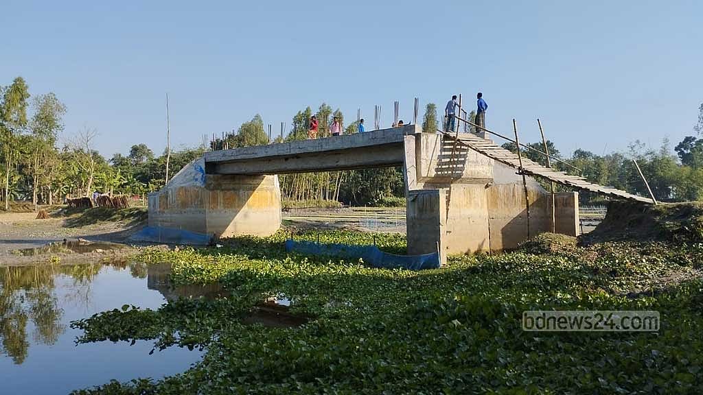 কুড়িগ্রামে রাস্তা ছাড়াই সেতু, ব্যবহার করতে পারছেন না মানুষ