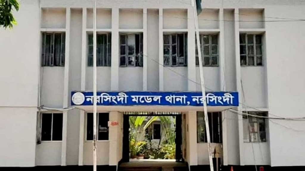 নরসিংদীতে মদ না দেওয়ায় দোকানকর্মীকে আগুনে ঝলসে দেওয়ার অভিযোগ