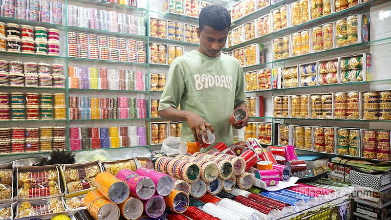 যেকোনো উৎসব, পার্বণে শাড়ি বা অন্য কোনো পোশাকের সঙ্গে মিলিয়ে হাতভর্তি চুড়ি পরার রেওয়াজ বহু পুরনো। ছবি: শামছুল হক রিপন