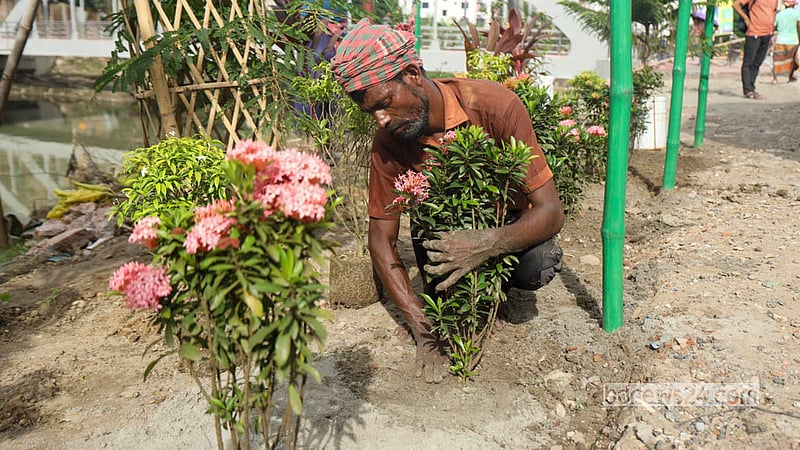 রাজধানীর দুই আবাসিক এলাকা আফতাবনগর ও বনশ্রীর মধ্যে সংযোগকারী পদচারী সেতু ‘নগর মৈত্রী’ চলাচলের জন্য খুলে দেওয়া হবে বুধবার। সেতুটির ‍দুইপাশে চলছে শেষ মুহূর্তের সৌন্দর্যবর্ধনের কাজ। ছবি: শামছুল হক রিপন