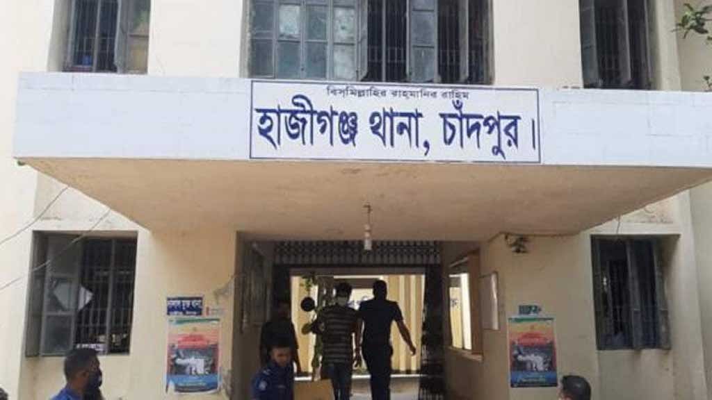 মোবাইল না পেয়ে বাবা-মায়ের বিরুদ্ধে অভিযোগ নিয়ে থানায় শিশু