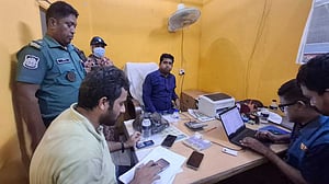 চট্টগ্রামে ঘুষ নেওয়ার সময় ধরা সাব রেজিস্ট্রারসহ ৩ জন