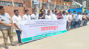 নোয়াখালীতে খবর প্রকাশের জেরে সাংবাদিকের ওপর হামলার অভিযোগ, প্রতিবাদ