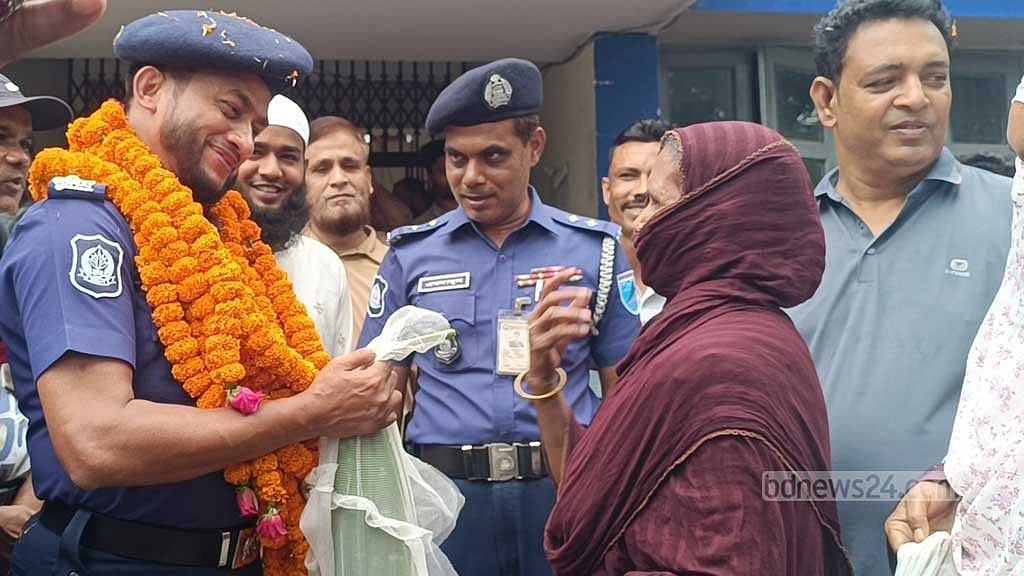 ওসি চলে যাচ্ছেন, ঘরের হাঁস-লাউ-ফল নিয়ে এসে বিদায় দিলেন মানুষ