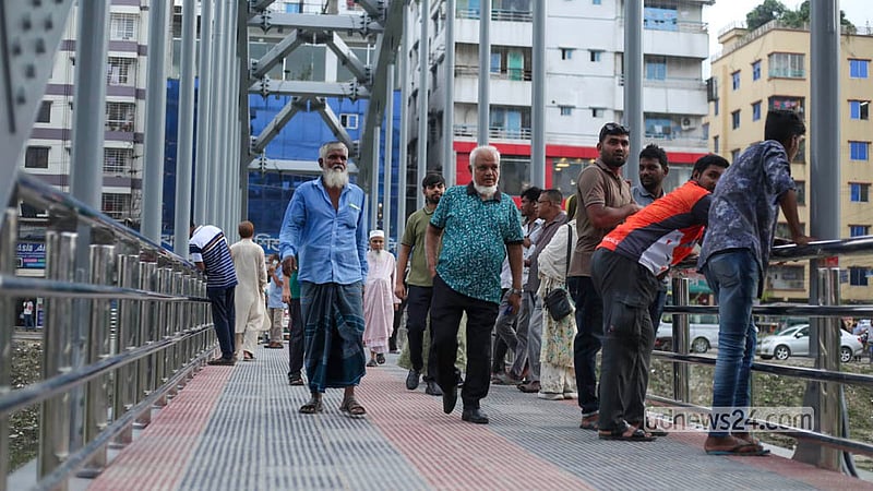 এতদিন বাঁশের সাঁকো আর নৌকায় নরাই খাল পার হতেন বনশ্রী ও আফতাবনগরের মানুষ। সেই ভোগান্তি দূর করতে চালু হয়েছে পদচারী সেতু।